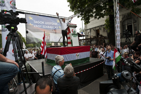 A Jobbik felszólalói lelkesen ostoroztak mindenkit, aki az eszükbe jutott, a tömeg pedig lelkesen helyeselt