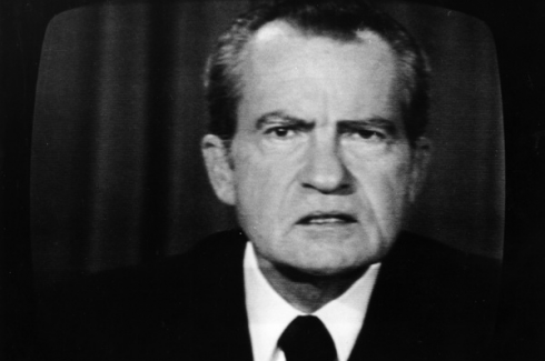 Nixon lemond.
A Watergate-ügybe belebukott amerikai elnök
a televízióban jelentette be távozását