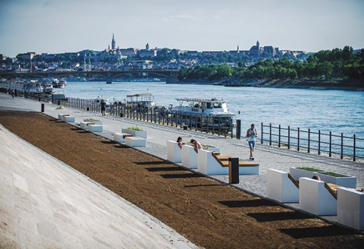 <h1>Az új rakparti sétányról messziről látszik, hogy élhetetlen:
árnyék semmi, térkő és forró beton annál több - Fotó: Draskovics Ádám</h1>-