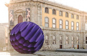 Óriási lila gömb a történelmi belvárosban - dizájnszobor Portóban