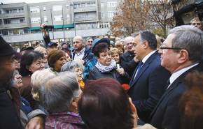 Orbán a csődület közepén - kínos, hogy távolabbról is fotózták