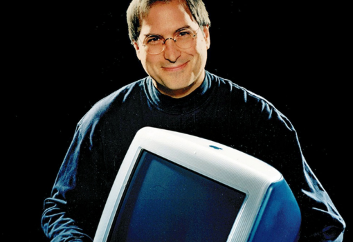 <h1>Steve Jobs 1998-ban (felül) egy iMac 
számítógéppel és tíz évvel később egy MacBook Air laptoppal: sokat vékonyodott </h1>-