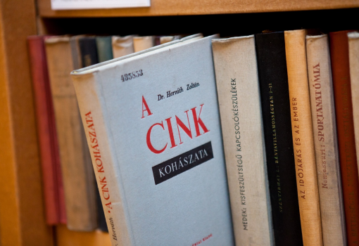 <h1>Kik iratkoztak be 1954-ben az ELTE könyvtárába?

Hallgató: 4118
Munkás: 667
Író: 236
Művész: 176
Aspiráns: 167
Minisztériumok előadói: 102
ÁVH: 60
Pap: 41
Paraszt: 21</h1>-