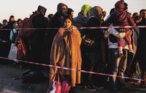 Drámai pillanatok a filmen: a menekülteket gyűlöletkeltő plakátkampány és ellenséges hangulat fogadja
