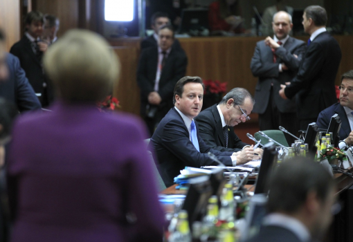 <h1>Riadt tekintet: David Cameron brit miniszterelnök Angela Merkelt figyeli</h1>-