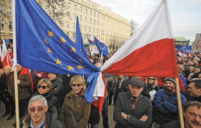 Alkotmánybíróság, közmédia, pártkatonák kinevezése... Megúszhatja az európai szigort a lengyel fülkeforradalom is