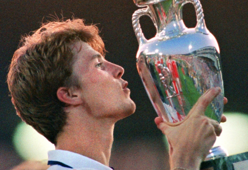 <h1>Brian Laudrup az 1992-es trófeával</h1>-