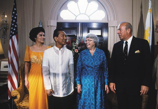 <h1>Imelda és Ferdinand Marcos és Helena és George Schultz pózol a fotósoknak Washingtonban, 1982-ben - Forrás: Profimedia</h1>-