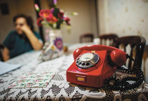 <h1>Füzy néni lakásában egy bőröndnyi régi újság mellett egyetlen megmaradt tárgya, egy telefon emlékeztet a tragédiára (Németh András Péter felvétele)</h1>-