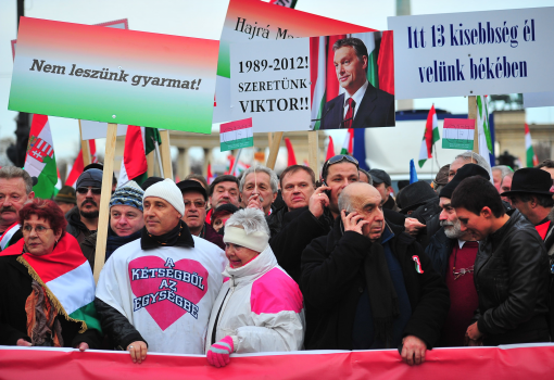 <h1>Nagy tömeg védte a kormányt és a miniszterelnököt – de mitől?</h1>-