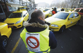 Az utasoknak elegük lett a drága és rugalmatlan taxistársaságokból - A kormány szigorítást emleget, de ez inkább időhúzás