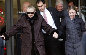 Titokzatos fejsebek – mi történt Hillary Clintonnal?