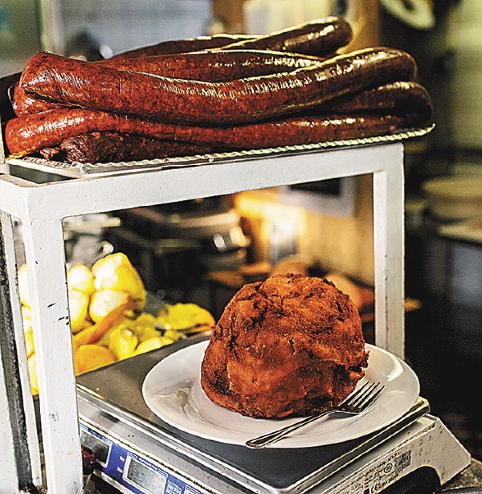 Koponyányi cordon bleu-t tálalnak - Fotó: Üveges Zsolt &mdash; Üveges Zsolt