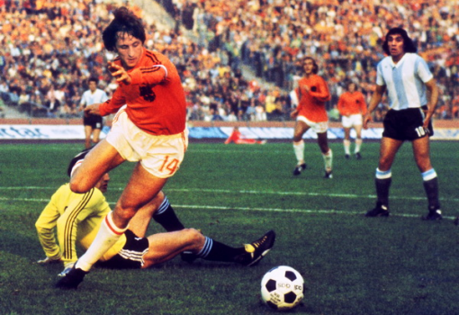 <h1>Johan Cruyff, a totális futballt bevezető, nagy tornát sohasem nyerő holland válogatott agytrösztje.</h1>-