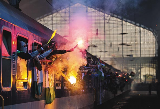 <h1>Péntek hajnalban több száz fanatikus indult el busszal a Hősök teréről, több ezren pedig a külön szurkolói vonaton érkeztek Bukarestbe - Fotó: Mudra László</h1>-