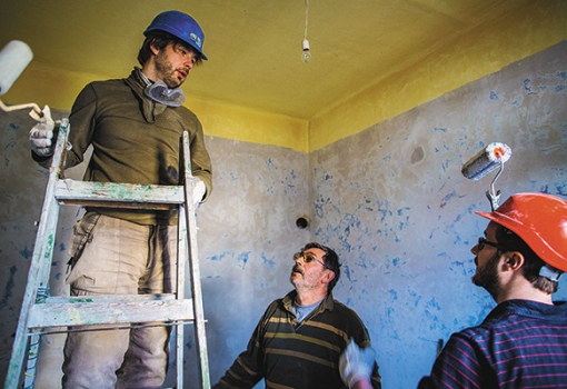 <h1>Önkéntesek újítják fel a düledező házat (Kállai Márton felvétele)</h1>-
