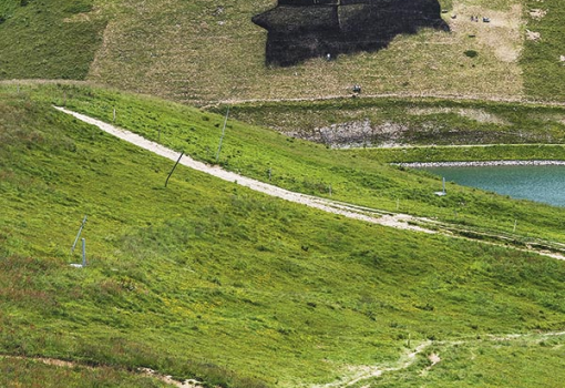 <h1>Egy svájci hegy oldalában, Leysin közelében kizárólag lebomló biológiai anyagokból készített festményt egy francia képzőművész, Saype. A kép egy pihenő svájci pásztort ábrázol - Forrás: EPA</h1>-