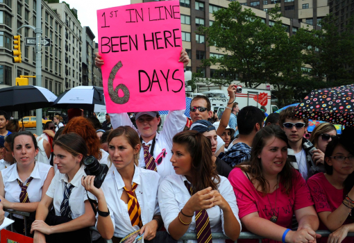 <h1>Az utolsó Harry Potter-film londoni bemutatója előtt már napokkal kígyózott a rajongók sora</h1>-