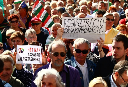 <h1>A Fidesz–KDNP frakciószövetség múlt heti, sárvári ülésén döntött arról, hogy az állam nem vezet hivatalból választási névjegyzéket, hanem az állampolgárok jelezhetik választási részvételi szándékukat. A frakciószövetség várhatóan a következő napokban nyújtja be erről szóló javaslatát az Országgyűlésnek. A regisztrációs időszak a tervek szerint 2013 szeptemberében kezdődik és 15 nappal a választások előtt zárul majd.</h1>-