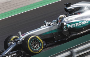 Már Vettel sarkában a 'Hungaroring királya' - Egy pont különbség az élen 