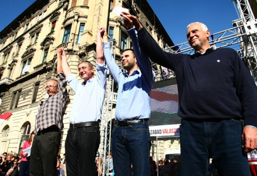 <h1>Gyurcsány Ferenc csupán a médiafigyelmet keresi, amikor arra buzdítja a többi pártot is, hogy az utcára vigyék a politikát – reagált a Fidesz szóvivője. Selmeczi Gabriella azt javasolta a demokratikus ellenzéki pártoknak: tegyék azt, amire választóik felhatalmazták őket és vegyenek részt a parlament munkájában.</h1>-