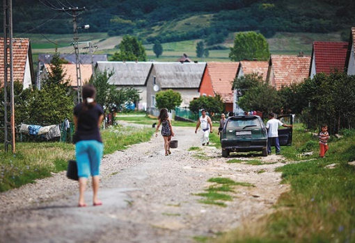 <h1>Rimóc: Kétszer jártunk Rimócon riportot készíteni. Mindkét alkalommal a közkút körül
találtuk a legnagyobb életet – nem csoda, hiszen a domb tetején lévő vízforrásból csak igen
vékony sugárban csordogál a víz. Így legalább van idő a beszélgetésre, és pihenni is lehet egy
kicsit. Ami sokakra rá is fér, mivel a meghatározott 150 méternél jóval többet kell gyalogolniuk
a vödrökkel. És mire hazaérnek velük, gyakran már fordulhatnak is vissza (Kállai Márton felvétele)</h1>-