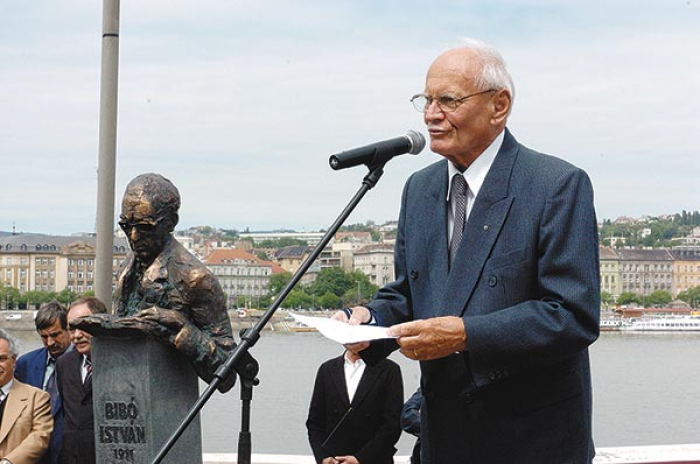 Göncz Árpád Bibó István mellszobrának avatásán - Fotó: Soós Lajos, MTI — MTI