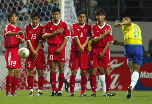 <h1>A sorfalak réme itt épp a 2002-es világbajnokságon a török válogatott ellen végez el szabadrúgást</h1>-