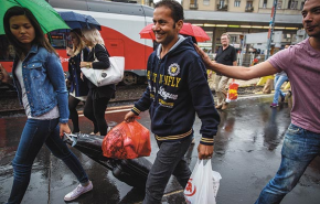 Mértéktelen jólelkek - Végigkísértünk egy 'speciális alakulatos' önkéntest