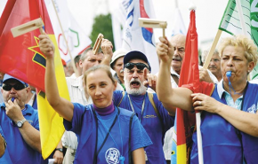 Széthajszolt dolgozók, secperc alatt kirúgható vezetők: védtelenül!