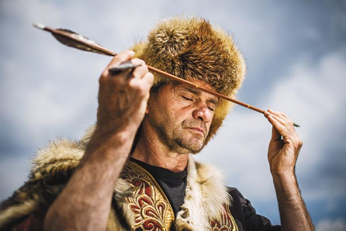 Fehér Farkas - Portré a Vasárnapi Hírekben Mónus József tradicionális távlövő íjászról - Fotó: Németh András Péter — Németh András Péter