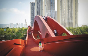 A kínai szerencsecsomó ihlette a vidáman tekergőző, piros hidat -városi játszótér