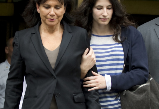 <h1>Anne Sinclairre, az IMF-vezér felesége (balra) Strauss-Kahn lányával távozik férje bírósági tárgyalásáról</h1>-
