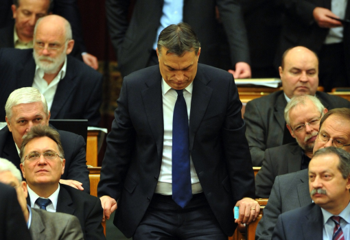 <h1>Orbán Viktor tegnap a parlamentben tornázott. 
Kicsúszott a talaj a lába alól?</h1>-