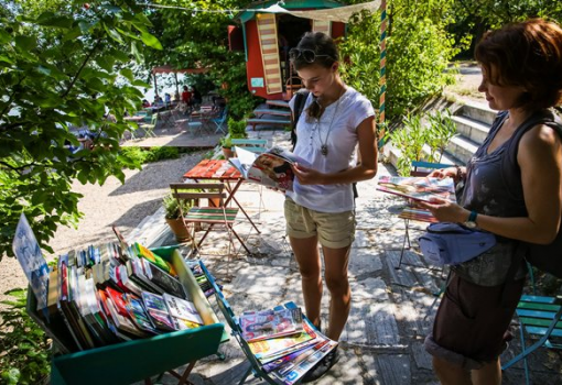 <h1>A parton leginkább folyóiratokat és rövid könyveket lehet olvasni.</h1>-