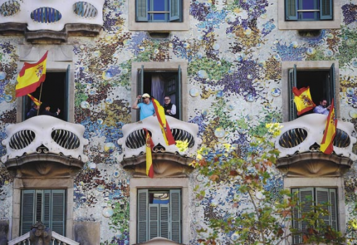 <h1>Spanyol nemzeti lobogók Barcelonában, a Gaudí tervezte világhírű Casa Battlón
FOTÓ: PIERRE-PHILIPPE MARCOU, AFP</h1>-