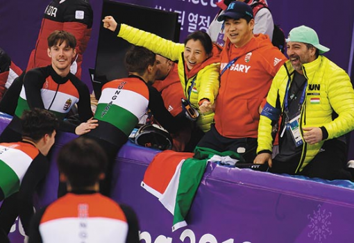 <h1>A szakmai stáb öröme: Zhang Jing, azaz „Lina” edzőnő, Jae Su Chun technikus (középen pirosban) és Bánhidi Ákos csapatmenedzser - Fotó: Derencsényi István, MOKSZ</h1>-