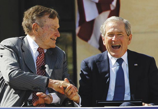 <h1>George Bush és George W. Bush - Fotó: Mike Stone, Reuters</h1>-
