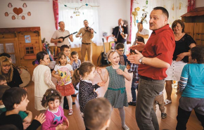 Zitának zenéltek - A hatéves kislány legyőzte a daganatos betegséget, a Csodalámpa Alapítvány megajándékozta