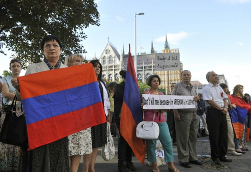 <h1>A magyarországi örmény kisebbség és a szimpatizánsok a Parlament előtt tüntettek pénteken a kiadatás ellen</h1>-