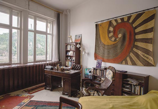 <h1>Kövesdy Pál budapesti lakása, a falon
egyik nagy kedvence, amitől sosem akart
megválni, egy Alexander Calder-gobelin - Fotó: Üveges Zsolt</h1>-