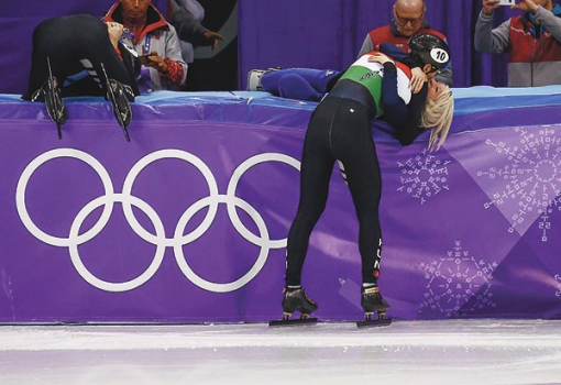 <h1>Liu Shaolin Sándor csókja kedvesének, az olimpián megsérülő brit Elise Christie-nek. Az angol „szál” miatt a magyarok sikerével a BBC is kiemelt terjedelemben foglalkozott - Fotó: Derencsényi István, MOKSZ
</h1>-