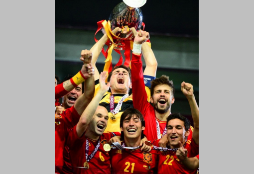 <h1>Az új évezred szupercsapata, a spanyol válogatott újabb Európa-bajnoki győzelmét ünnepli Kijevben.</h1>-