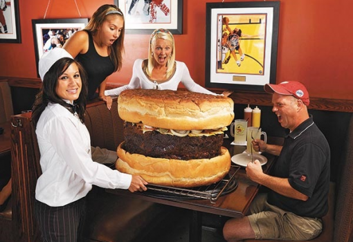 <h1>A legnagyobb hamburgerrel csajozni is lehet (Fotók: Profimedia-Red Dot/Barcroft Media)</h1>-
