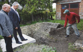 Semjén megtekint egy munkást, aki éppen ás