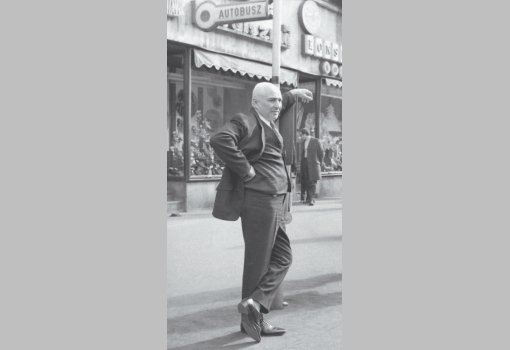 <h1>ALFONZÓ, alias Markos József érdemes művész Budapesten született 1912-ben. A kijelölt kereskedői pálya helyett cirkuszi artistának szegődött, majd táncosként mulatókban és varietékben lépett fel. Vándorévei alatt bejárta a világot, Bulgáriától Szudánon át Egyiptomig; Olaszországban együtt játszott Marcel Marceau-val és a fiatal Louis Armstronggal. A pesti Moulin Rouge tulajdonosa figyelt fel parodizáló képességére és színpadra küldte. Mikor 1940-ben egy rendelet megtiltotta az idegen nevű művészek fellépését, a korábbi Joe Stant Alfonzóra cserélte – hallotta a rádióban XIII. Alfonz spanyol király halálhírét, és „továbbvitte” a nevet. Zsidó származása miatt 1944 elején behívták munkaszolgálatosnak, de megszökött és bujkált. 1952-ben csatlakozott a Vidám Színpad társulatához, nyugdíjazásáig – néhány évnyi külföldi megszakítással – ott dolgozott. Számos filmben, reklámban remekelt, a mimika és a pantomim nagymestere. Nős volt, két fia és egy lánya született.</h1>-