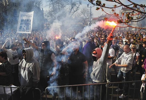 <h1>Újpesten is a stadionon kívül tüntettek az ultrák - Fotó: Kovács Attila, MTI</h1>-