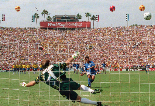 <h1>Roberto Baggio fölé lövi a tizenegyest az 1994-es vb-döntőn</h1>-
