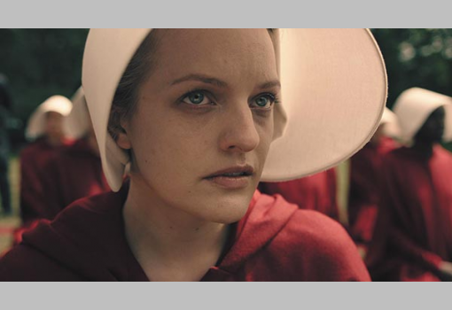 <h1>A szolgálólány meséje - jelenet a sikeres sorozatból, főszerplő Elisabeth Moss</h1>-