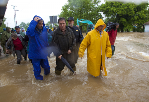 <h1>Molnár Oszkár polgármester (balra) Pintér Sándor belügyminiszter (jobbra) társaságában, a tavaly májusi áradáskor</h1>-